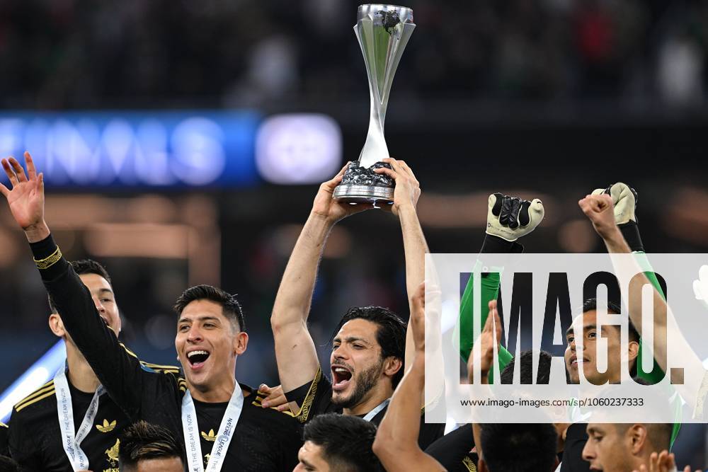IV CONCACAF NATIONS LEAGUE 2024-2025 Mexico vs Panama - Final Cesar Montes, Edson Alvarez, Raul Jimenez of Mexico lifts the champions trophy with Players during the Final match between Mexican national team, Nationalteam (Mexico) and Panama as part Final Four of the Concacaf Nations League 2024-2025 at SoFi Stadium on March 23, 2025 in Inglewood, Los Angeles, California, United States. INGLEWOOD LOS ANGELES CALIFORNIA UNITED STATES