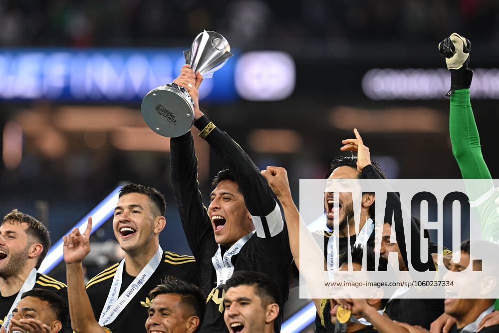 IV CONCACAF NATIONS LEAGUE 2024-2025 Mexico vs Panama - Final Cesar Montes, Edson Alvarez, Raul Jimenez of Mexico lifts the champions trophy with Players during the Final match between Mexican national team, Nationalteam (Mexico) and Panama as part Final Four of the Concacaf Nations League 2024-2025 at SoFi Stadium on March 23, 2025 in Inglewood, Los Angeles, California, United States. INGLEWOOD LOS ANGELES CALIFORNIA UNITED STATES