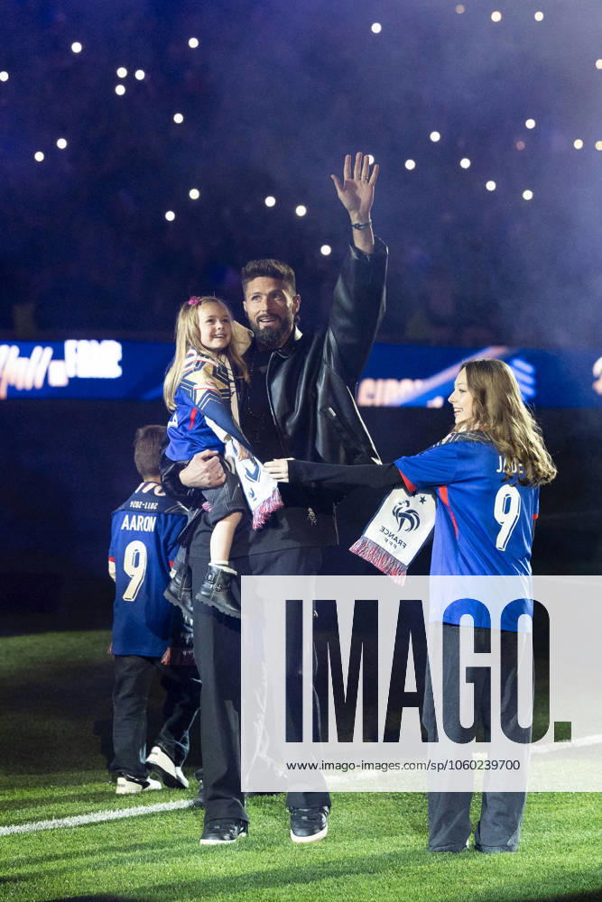 Olivier Giroud reçoit un hommage au Stade de France avant le match France - Croatie Olivier Giroud, entouré de ses enfants Aria, Aaron, Evan et Jade, reçoit un hommage au Stade de France avant le Quart de finale de la Ligue des Nations de l UEFA 2025 France - Croatie (2-0 tab 5-4) au Stade de France à Saint-Denis, le 23 mars 2025. Cyril Moreau Bestimage Olivier Giroud, surrounded by his children Aria, Aaron, Evan and Jade, receives a tribute at the Stade de France before the 2025 UEFA Nations League Quarter-final France - Croatia (2-0 5-4 on penalty shootout) at the Stade de France in Saint-Denis, on March 23, 2025. Saint-Denis France
