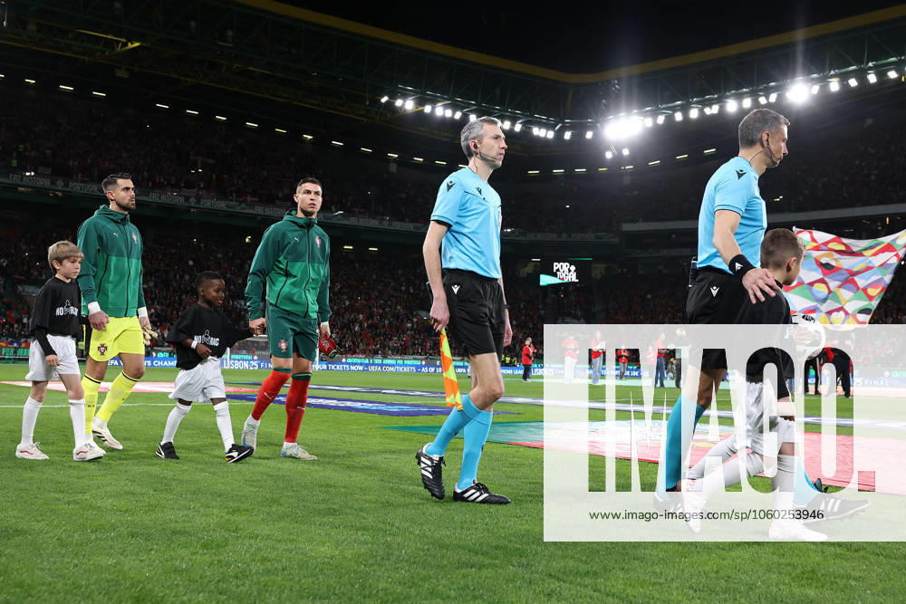 2025 03 23 Portugal, Lisbon Estadio Jose Alvalade UEFA Nations League 2025 Quarter finals Portugal Denmark v l , goalkeeper, Goalkeeper Diogo Costa Portugal , Cristiano Ronaldo Portugal , Referee, Referee Slavko Vincic run in