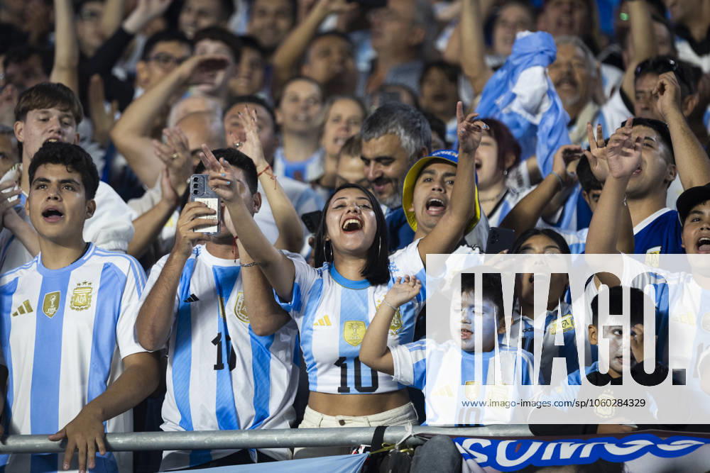 Argentina v Brazil - FIFA World Cup, WM, Weltmeisterschaft, Fussball 2026 Qualifier Fans of Argentina cheer during the South of American FIFA World Cup 2026 Qualifier between Argentina and Brazil at Estadio Mas Monumental Antonio Vespucio Liberti on March 25, 2025 in Buenos Aires, Argentina. Buenos Aires Argentina