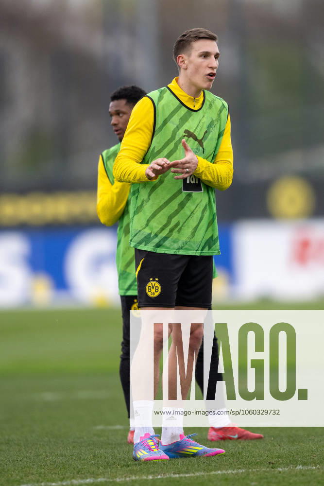 Football 1 Bundesliga, Season 2024 2025, public training, Borussia Dortmund at the training ground in Brackel Nico Schlotterbeck Borussia Dortmund 09, 04 gives instructions Behind him Julien Duranville Borussia Dortmund 09, 16 Photo Kirchner Media Thomas Haesler