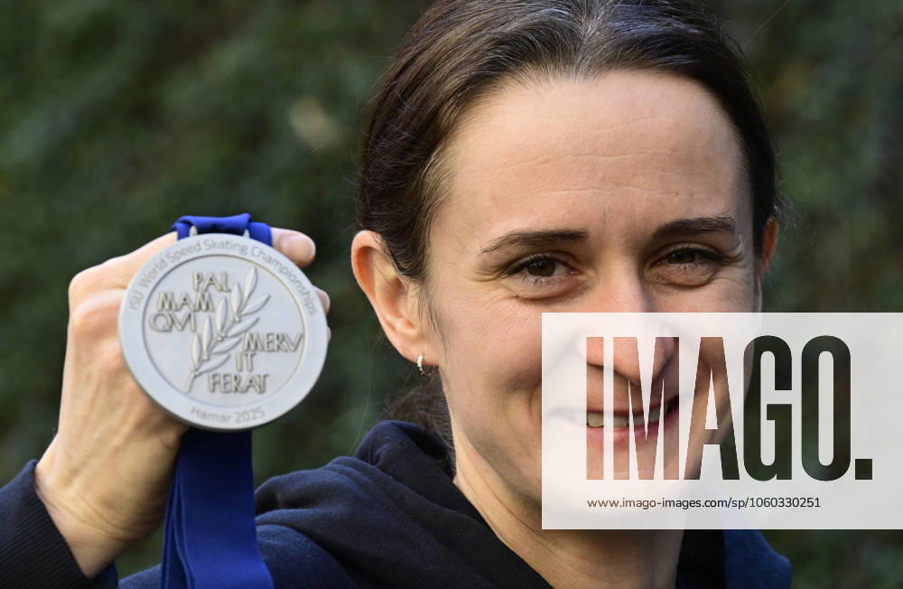 Czech speedskater Martina Sablikova poses to photographer with her silver medal from world individual Speed skating, Eisschnelllauf championships in Hamar at the press conference, PK, Pressekonferenz after the speedskating season in Prague, Czech Republic, March 28, 2025. (CTKxPhoto RomanxVondrous) CTKPhotoP2025032804218 CTKPhotoP2025032804218