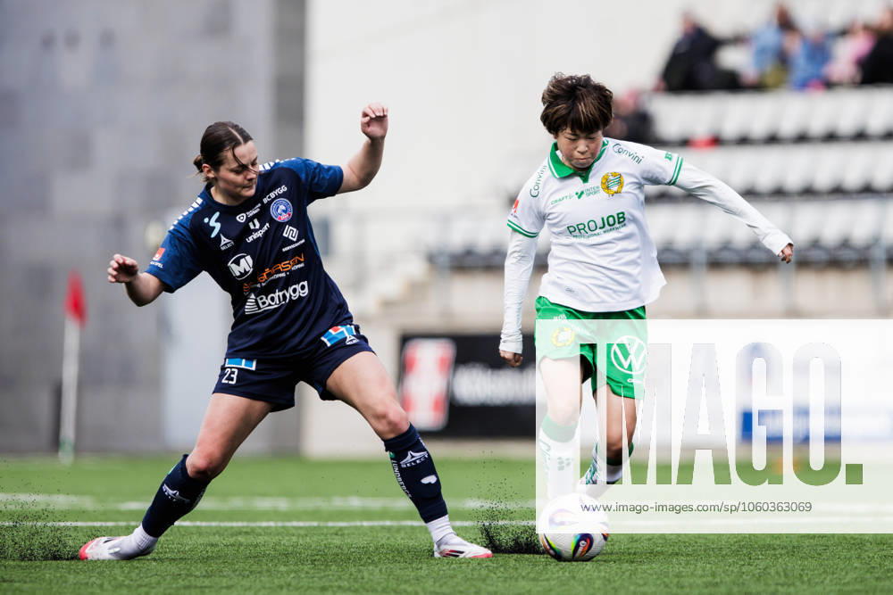 Linköpings Eshly Bakker and Hammarbys Asato Miyagawa during the football match in Damallsvenskan between Linköping and Hammarby on March 29, 2025 in Linköping