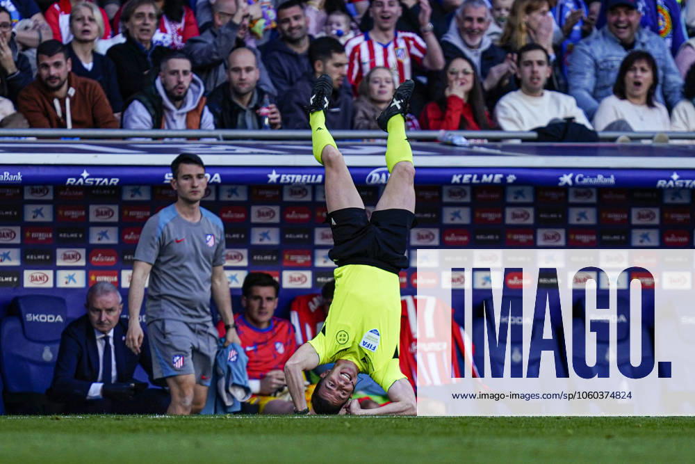 KW13 Fußball, RCD Espanyol Barcelona - Atletico Madrid, Linienrichter stolpert und überschlägt sich ESP: RCD Espanyol - Atletico de Madrid. La Liga EA Sports. Date 29 Linesman referee during the La Liga EA Sports match between RCD Espanyol and Atletico de Madrid played at RCDE Stadium on March 29, 2025 in Barcelona, Spain. kpng