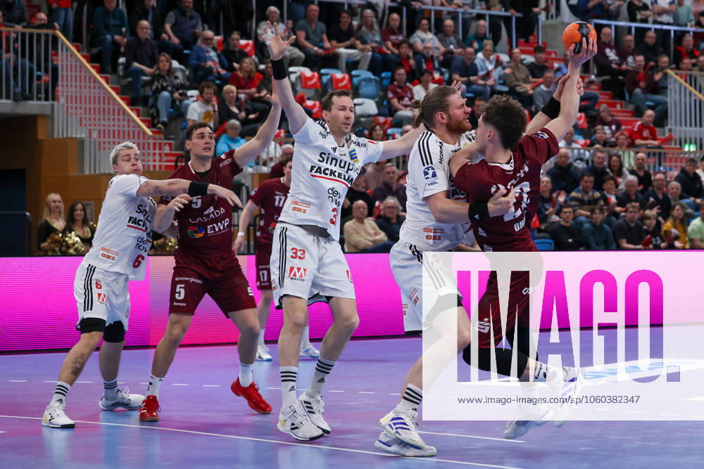 Maxim Orlov VFL Potsdam, 22 with the ball in the circle, Maciej Gebala HC Erlangen, 77 holds on to it, 1 VFL Potsdam vs HC Erlangen, 1 Bundesliga, Daikin, HBL, 29 03 2025 VFL Potsdam vs HC Erlangen, 1 Bundesliga, Daikin, HBL, 29 03 2025 Potsdam Brandenburg Germany