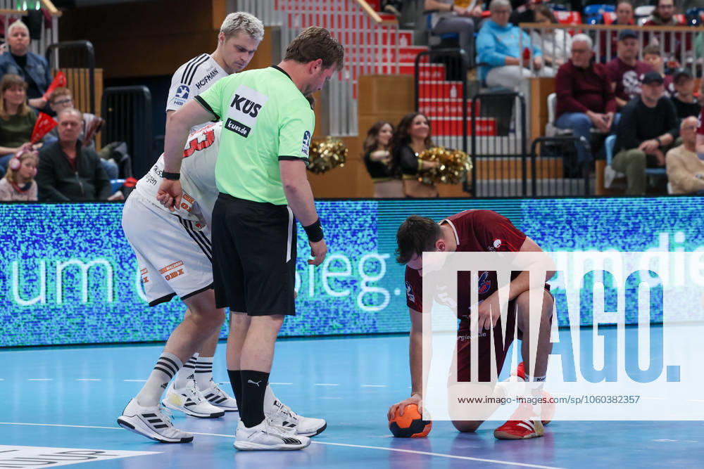 Josip Simic VFL Potsdam, 05 picks up the resin on the floor with the ball, 1 VFL Potsdam vs HC Erlangen, 1 Bundesliga, Daikin, HBL, 29 03 2025 Potsdam Brandenburg Germany