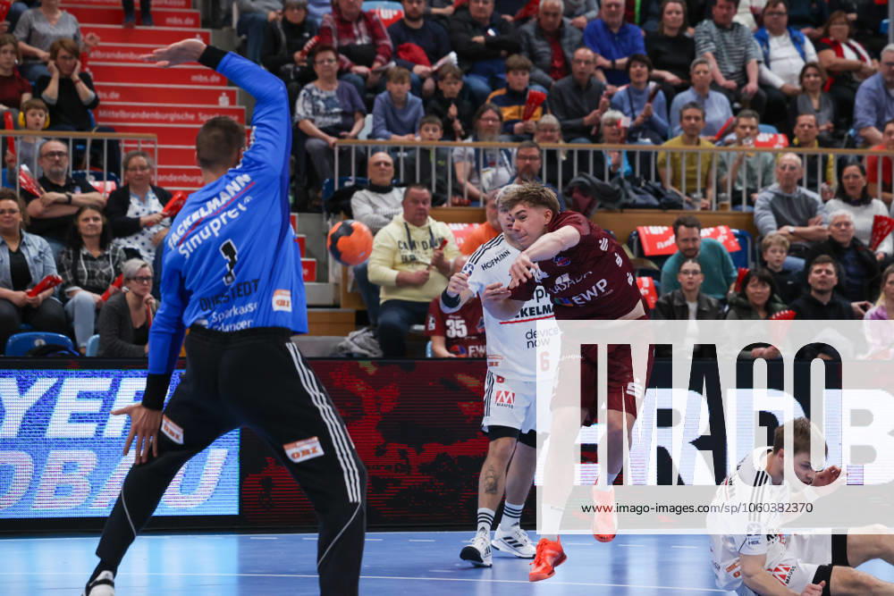 Max Günther VFL Potsdam, 14 has thrown the ball on goal, Dario Quenstedt HC Erlangen, 01 in goalkeeper position, 1 VFL Potsdam vs HC Erlangen, 1 Bundesliga, Daikin, HBL, 29 03 2025 Potsdam Brandenburg Germany