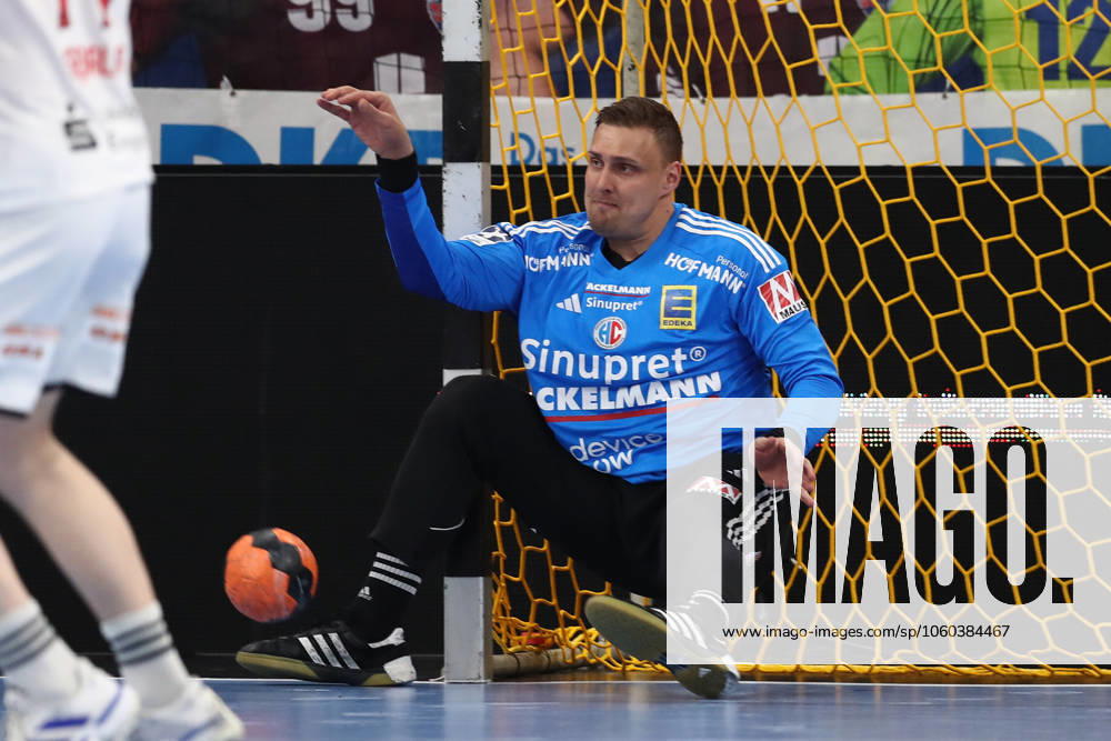 Handball Daikin HBL, VfL Potsdam HC Erlangen, v l Dario Quenstedt Erlangen, 1 save, holds the ball, catches the ball, parries Potsdam