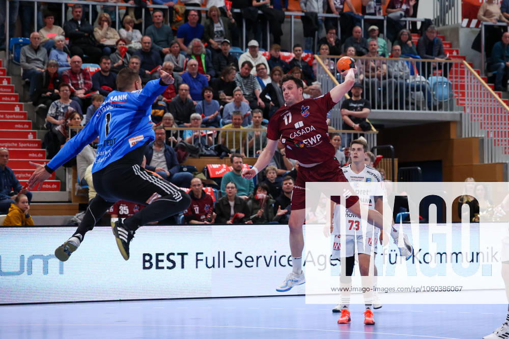 Jannek Klein VFL Potsdam, 17 jumping with the ball, Dario Quenstedt HC Erlangen, 01 in defense, 1 VFL Potsdam vs HC Erlangen, 1 Bundesliga, Daikin, HBL, 29 03 2025 Potsdam Brandenburg Germany