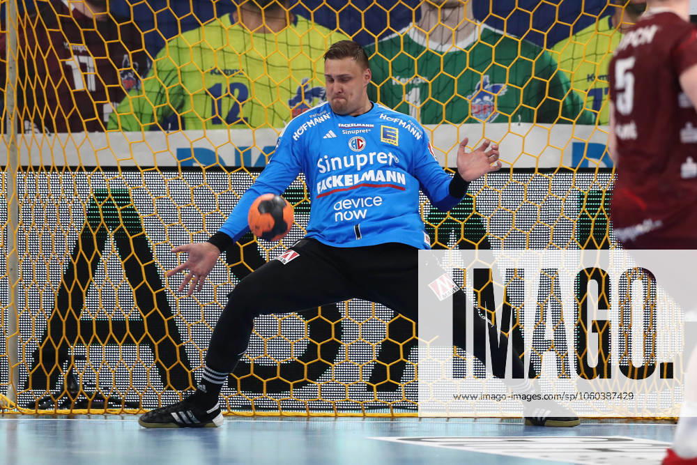 Handball Daikin HBL, VfL Potsdam HC Erlangen, v l Dario Quenstedt Erlangen, 1 save, holds the ball, catches the ball, parries Potsdam