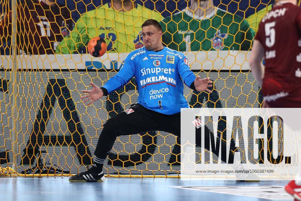 Handball Daikin HBL, VfL Potsdam HC Erlangen, v l Dario Quenstedt Erlangen, 1 save, holds the ball, catches the ball, parries Potsdam