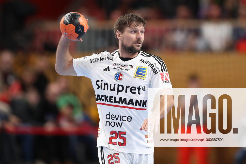 Handball Daikin HBL, VfL Potsdam HC Erlangen, v l Marko Bezjak Erlangen, 25 on the ball, plays the ball Potsdam