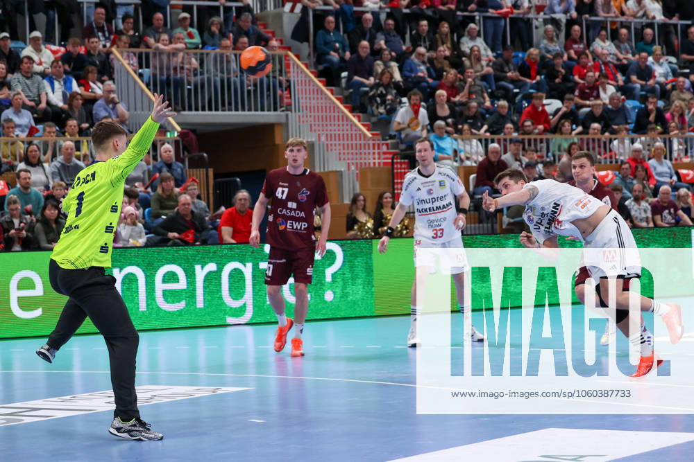 Viggo Kristjansson HC Erlangen, 73 with the 7m throw, Frederik Höler VFL POtsdam 01 cannot fend it off, 1 VFL Potsdam vs HC Erlangen, 1 Bundesliga, Daikin, HBL, 29 03 2025 Potsdam Brandenburg Germany