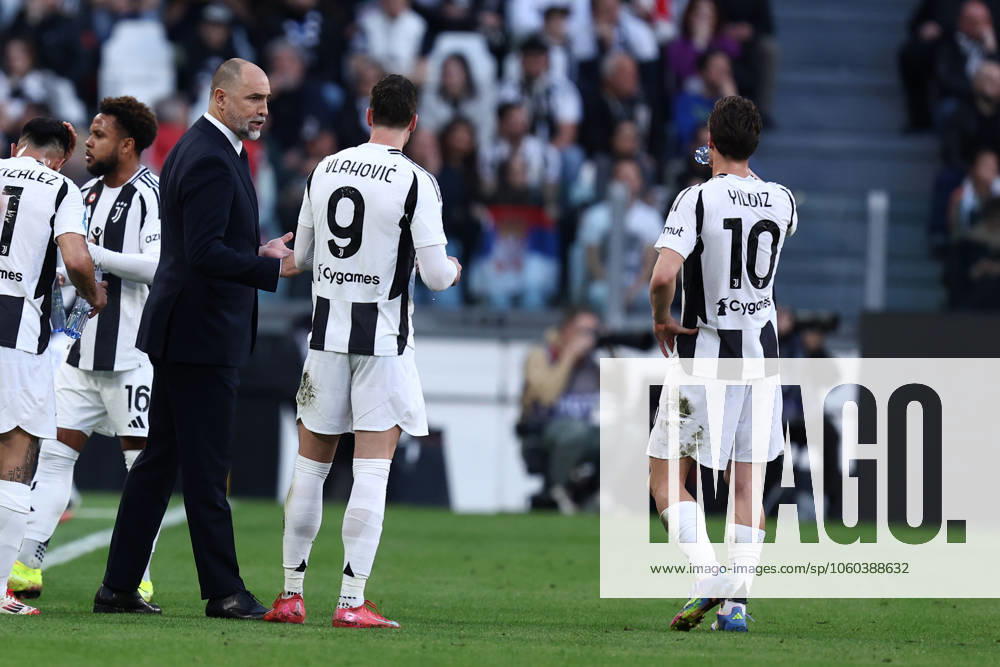Juventus Fc - Genoa Cfc Igor Tudor, head coach of Juventus Fc speaks with Dusan Vlahovic of Juventus Fc during the Serie A match beetween Juventus Fc and Genoa Cfc at Allianz Stadium on March 29, 2025 in Turin, Italy . Torino Allianz Stadium Italy