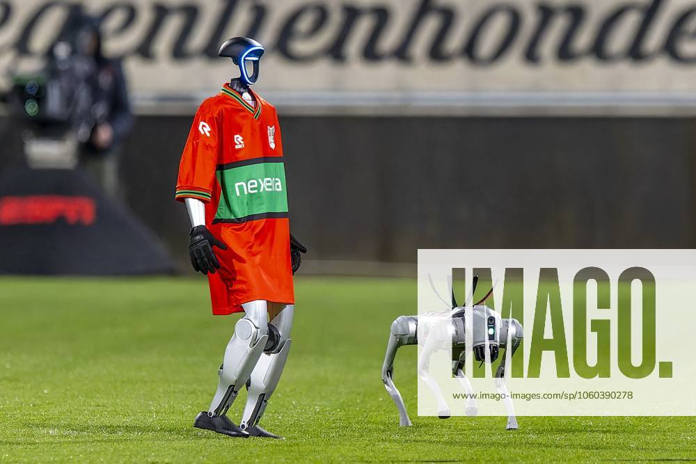 KW13 Fußball, NEC Nijmegen - AZ Alkmaar, Roboter bringen den Spielball NIJMEGEN, 29-03-2025, Goffertstadion, Stadium of NEC, Dutch Eredivisie football season 2025 2026. NEC - AZ. Robots bring the ball to referee before the game NEC - AZ . NEC - AZ x28514268x