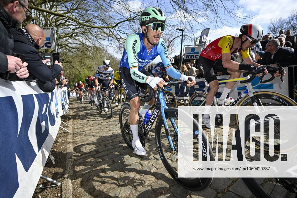 Gent - Wevelgem in Flanders Fields 2025 WEVELGEM, BELGIUM - MARCH 30 : Rider of Decathlon AG2R La Mondiale in action pictured during 87th edition of the UCI World Tour Gent - Wevelgem in Flanders Fields cycling race for Men Elite with start in Ieper and finish in Wevelgem after 250 km on March 30, 2025 in Wevelgem, Belgium, 30 03 2025 ( Motordriver Guy De Vuyst - Wevelgem Belgium