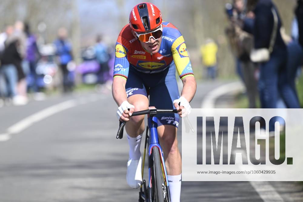 Gent - Wevelgem in Flanders Fields 2025 WEVELGEM, BELGIUM - MARCH 30 : Pedersen Mads (DEN) of Lidl - Trek in action pictured during 87th edition of the UCI World Tour Gent - Wevelgem in Flanders Fields cycling race for Men Elite with start in Ieper and finish in Wevelgem after 250 km on March 30, 2025 in Wevelgem, Belgium, 30 03 2025 ( Motordriver Guy De Vuyst - Wevelgem Belgium