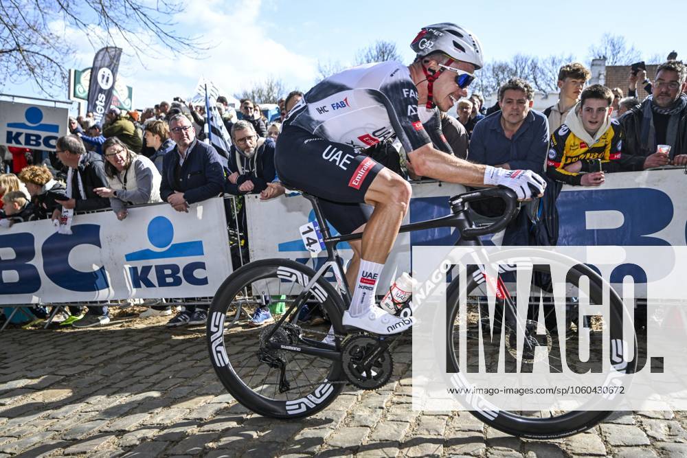 Gent - Wevelgem in Flanders Fields 2025 WEVELGEM, BELGIUM - MARCH 30 : Oliveira Rui (POR) of UAE Team Emirates in action pictured during 87th edition of the UCI World Tour Gent - Wevelgem in Flanders Fields cycling race for Men Elite with start in Ieper and finish in Wevelgem after 250 km on March 30, 2025 in Wevelgem, Belgium, 30 03 2025 ( Motordriver Guy De Vuyst - Wevelgem Belgium