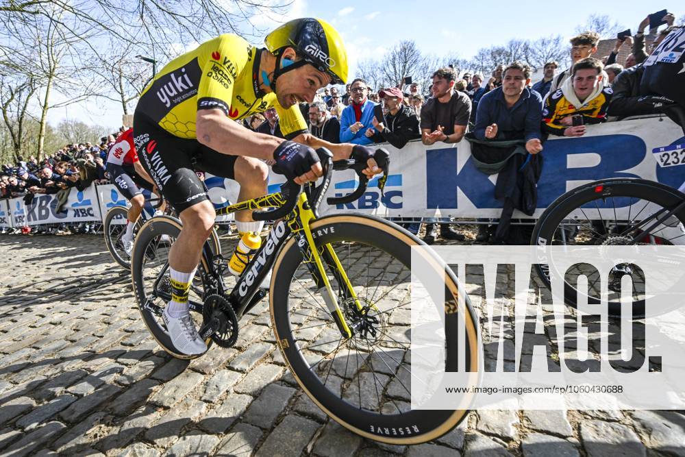 Gent - Wevelgem in Flanders Fields 2025 WEVELGEM, BELGIUM - MARCH 30 : Campenaerts Victor (BEL) of Team Visma I Lease a Bike in action pictured during 87th edition of the UCI World Tour Gent - Wevelgem in Flanders Fields cycling race for Men Elite with start in Ieper and finish in Wevelgem after 250 km on March 30, 2025 in Wevelgem, Belgium, 30 03 2025 ( Motordriver Guy De Vuyst - Wevelgem Belgium