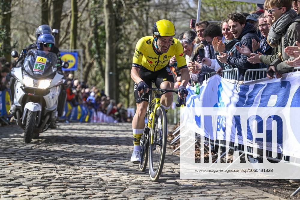 Gent - Wevelgem in Flanders Fields 2025 WEVELGEM, BELGIUM - MARCH 30 : Campenaerts Victor (BEL) of Team Visma I Lease a Bike in action pictured during 87th edition of the UCI World Tour Gent - Wevelgem in Flanders Fields cycling race for Men Elite with start in Ieper and finish in Wevelgem after 250 km on March 30, 2025 in Wevelgem, Belgium, 30 03 2025 ( Motordriver Guy De Vuyst - Wevelgem Belgium