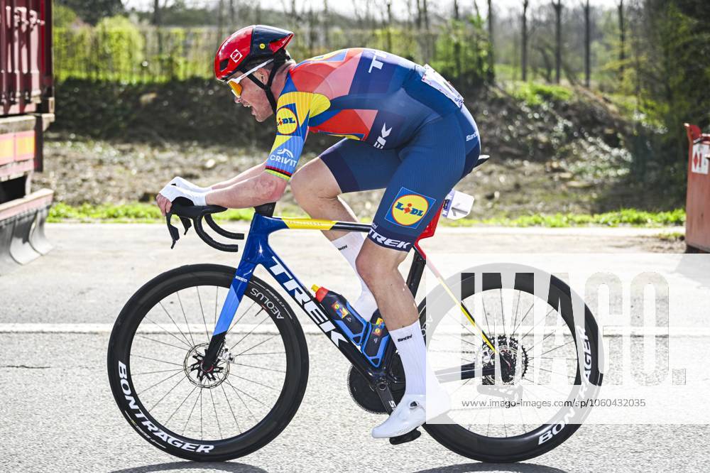 Gent - Wevelgem in Flanders Fields 2025 WEVELGEM, BELGIUM - MARCH 30 : Pedersen Mads (DEN) of Lidl - Trek alone up front pictured during 87th edition of the UCI World Tour Gent - Wevelgem in Flanders Fields cycling race for Men Elite with start in Ieper and finish in Wevelgem after 250 km on March 30, 2025 in Wevelgem, Belgium, 30 03 2025 ( Motordriver Guy De Vuyst - Wevelgem Belgium