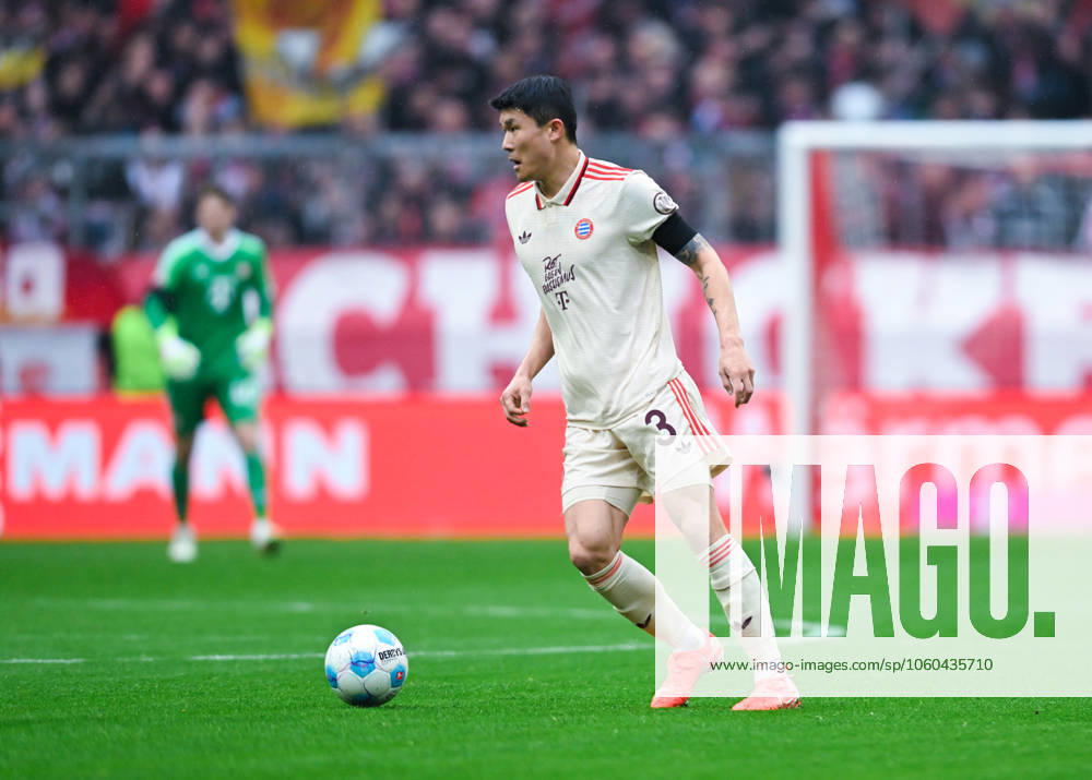 Min-Jae Kim (FC Bayern München) in Aktion waehrend des Spiels der 1. Bundesliga zwischen FC Bayern München und FC St. Pauli, Allianz Arena am 29. March 2025 in München, Deutschland. (Foto von Silas Schüller DeFodi Images) +++ Min-Jae Kim (FC Bayern München) controls the ball during the Bundesliga match between FC Bayern München and FC St. Pauli at Allianz Arena on March 29, 2025 in Munich, Germany. (Photo by Silas Schüller DeFodi Images) DFL regulations prohibit any use of photographs as image sequences and or quasi-video. (Photo by Silas Schueller DeFodi Images)