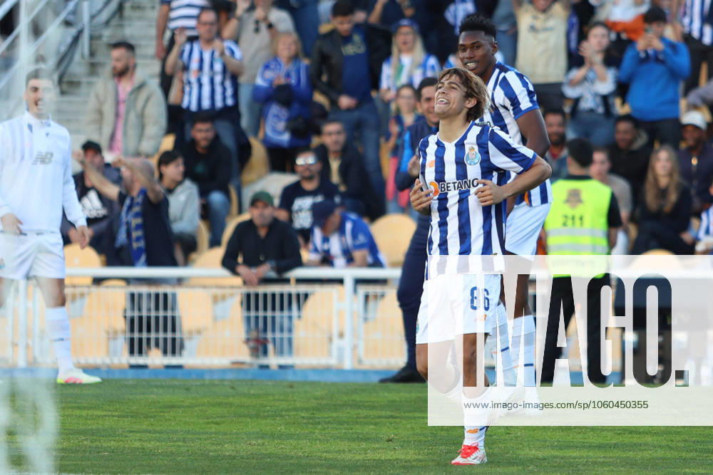 Estoril Praia SAD v FC Porto - Liga Portugal BetClic Rodrigo Mora celebra golo com Samu Omorodion durante partida entre Estoril Praia SAD v FC Porto valida pela Liga Portugal BetClic no Estadio Antonio Coimbra da Mota, Lisboa, Portugal (Foto de Diogo Faria Reis Avant Sports) Lisbon Estadio Antonio Coimbra da Mota Portugal