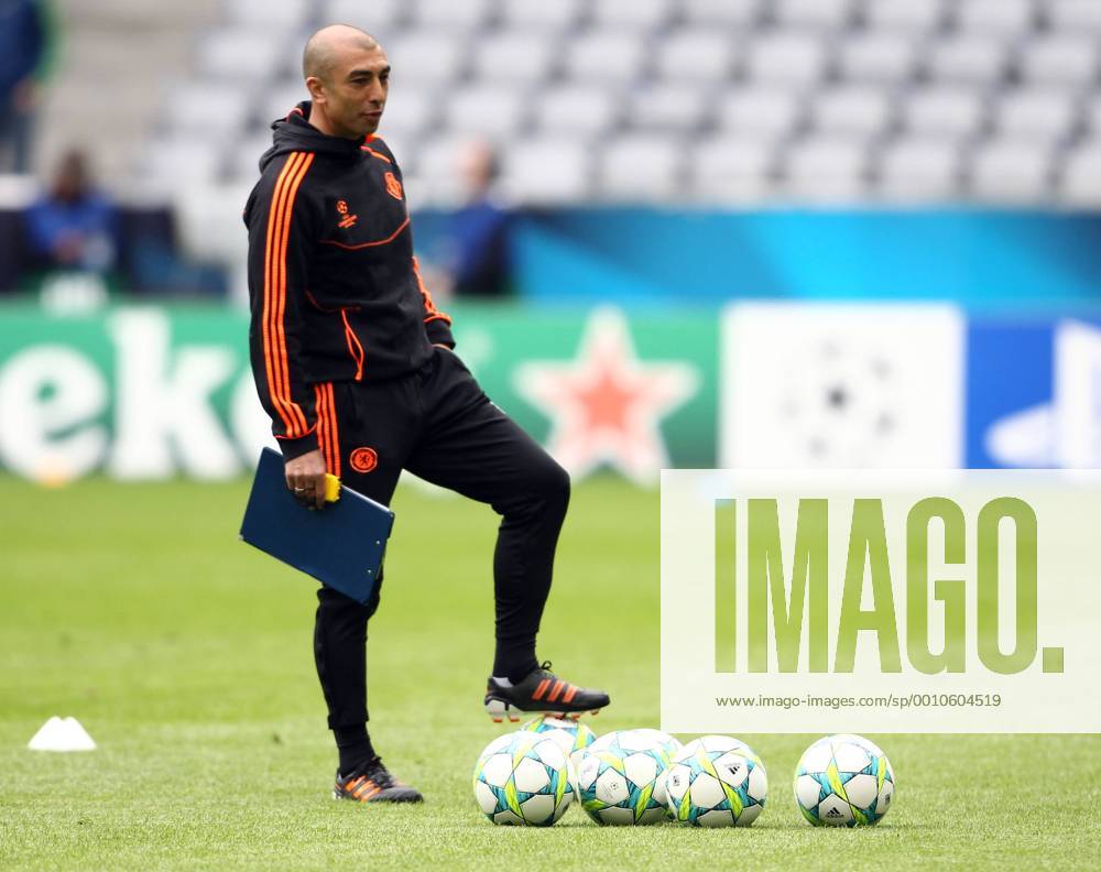 FUSSBALL - CL Finale, Bayern vs Chelsea, Training MUENCHEN,DEUTSCHLAND,18.MAI.12 - FUSSBALL - UEFA Champions League Finale, FC Bayern München vs Chelsea FC, Abschlusstraining Chelsea. Bild zeigt Trainer Roberto di Matteo (Chelsea).
