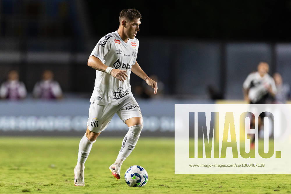 Soccer - Brasileirao 2025 - Vasco da Gama 1:1 Santos RIO DE JANEIRO, BRAZIL - MARCH 30: BENJAMÍN ROLLHEISER of Santos controls the ball during the match between Vasco da Gama and Santos as part of Brasileirao 2025 at Maracana Stadium on March 30, 2025 in Rio de Janeiro, Brazil. Rio de Janeiro Maracana Stadium Brazil