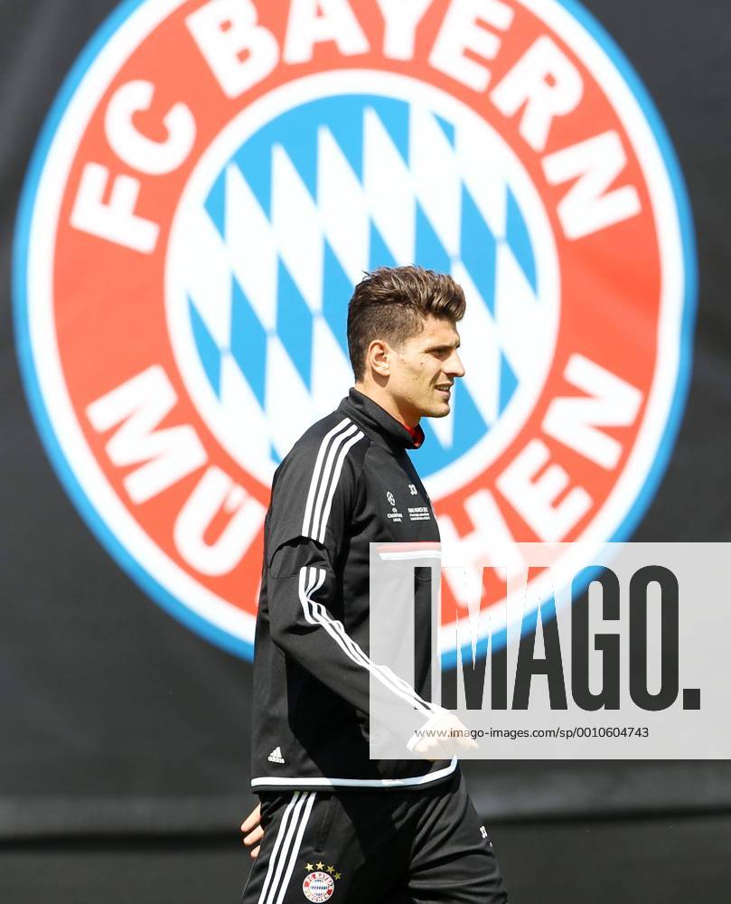 FUSSBALL - CL Finale, Bayern vs Chelsea, Training MUENCHEN,DEUTSCHLAND,18.MAI.12 - FUSSBALL - UEFA Champions League Finale, FC Bayern München vs Chelsea FC, Abschlusstraining Bayern. Bild zeigt Mario Gomez (Bayern).