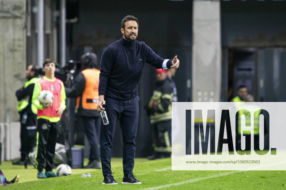 Boavista FC v Gil Vicente FC - Liga Portugal Betclic Gil Vicente coach Cesar Peixoto gives instructions to his players during the match against Boavista at Estadio do Bessa in Porto, Portugal, on April 1, 2025 Porto Portugal