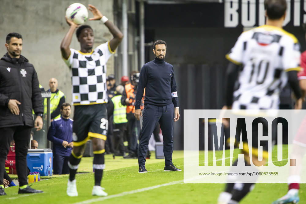 Boavista FC v Gil Vicente FC - Liga Portugal Betclic Gil Vicente coach Cesar Peixoto gives instructions to his players during the match against Boavista at Estadio do Bessa in Porto, Portugal, on April 1, 2025 Porto Portugal