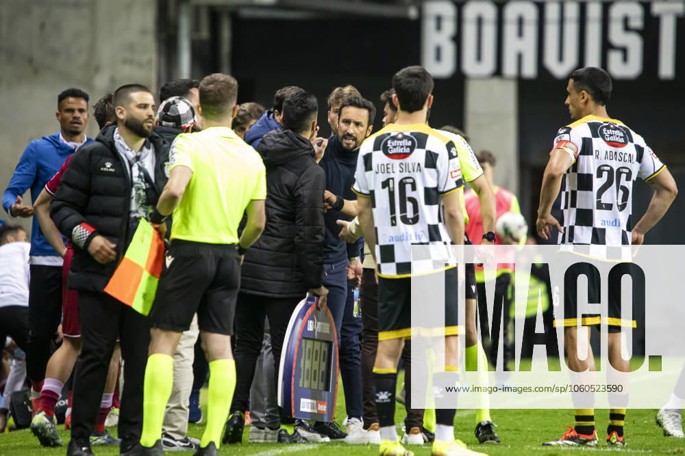 Boavista FC v Gil Vicente FC - Liga Portugal Betclic Gil Vicente coach Cesar Peixoto gives instructions to talk to the match officials during the match against Boavista at Estadio do Bessa in Porto, Portugal, on April 1, 2025 Porto Portugal
