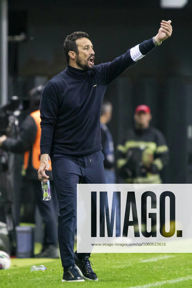 Boavista FC v Gil Vicente FC - Liga Portugal Betclic Gil Vicente coach Cesar Peixoto gives instructions to his players during the match against Boavista at Estadio do Bessa in Porto, Portugal, on April 1, 2025 Porto Portugal
