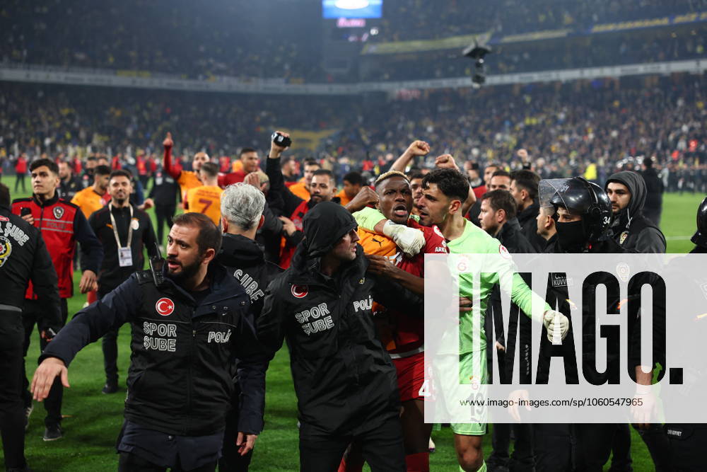 Mourinho grabs Galatasaray manager s nose after Fenerbahce defeat in Istanbul Fenerbahce v Galatasaray during the Turkish Cup, Quarter Final at Sukru Saracoglu, in Istanbul, Turkey, on April 2, 2025 . Fenerbahce coach Jose Mourinho reacts as Fenerbahce and Galatasaray players clash. A mass scuffle had broken out between both sets of players, with the referee sending three players off, two from Galatasaray, and after the final whistle Mourinho appeared to pinch Okan Buruk s nose who then fell dramatically to the ground. Photo by Saycan DIA Images ABACAPRESS.COM Istanbul Turkey