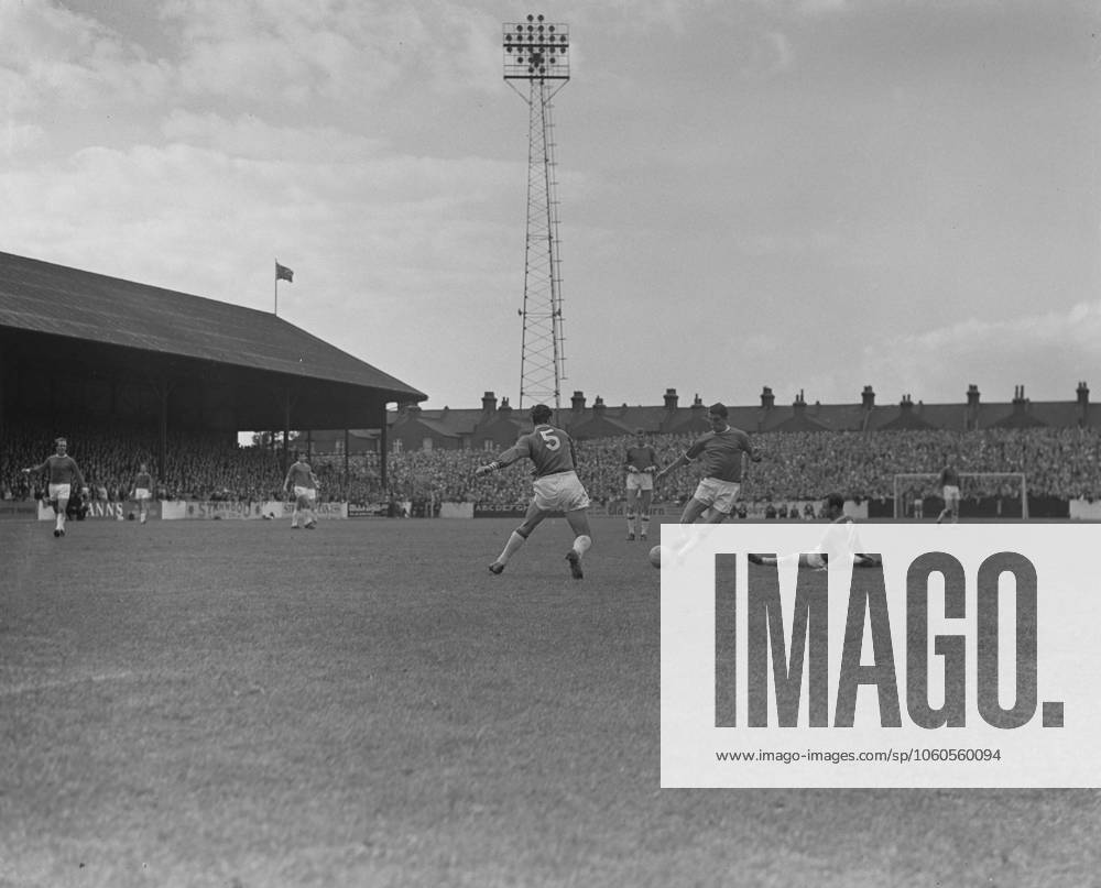 Football League Division One - Leyton Orient v Manchester United, ManU Manchester United s David Herd (c) cuts through the Leyton Orient defence, Credit:NE Avalon