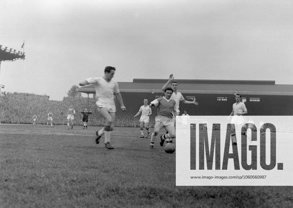 Arsenal v Manchester United, ManU Football League Division One (L-R) Manchester United s Shay Brennan races across to clear from Arsenal s Joe Haverty, Credit:Photoshot Avalon