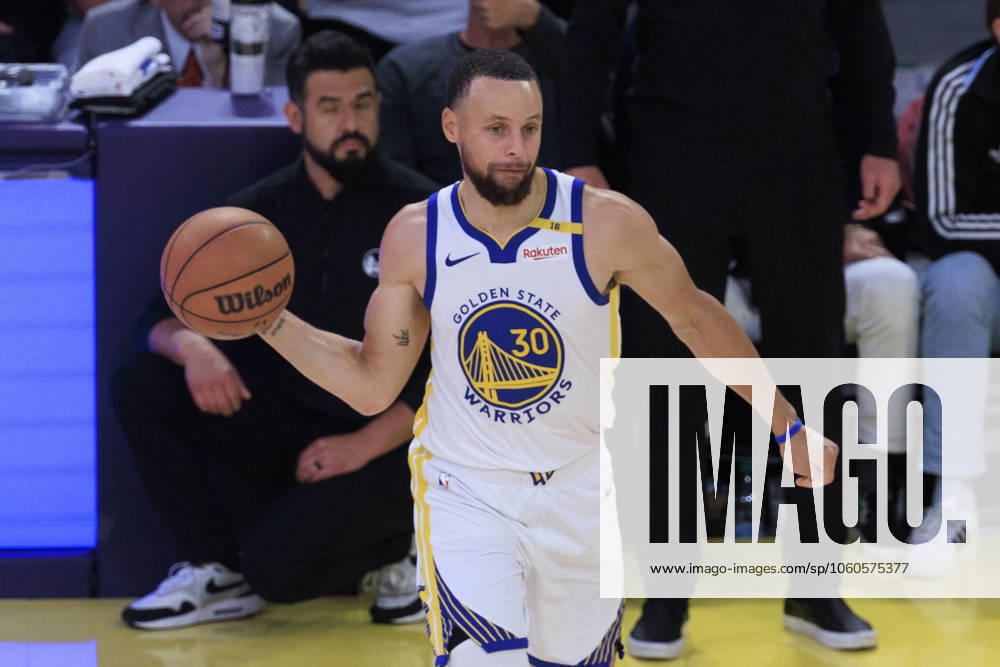 Stephen Curry 30 of the Golden State Warriors passes the ball during their regular season NBA, Basketball Herren, USA game against the Los Angeles Lakers on Thursday April 3, 2025 at Crypto.com Arena in Los Angeles, California. Lakers lose to Warriors, 116-123. ARIANA RUIZ PI Los Angeles USA - ZUMAp124 20250403_zaa_p124_035