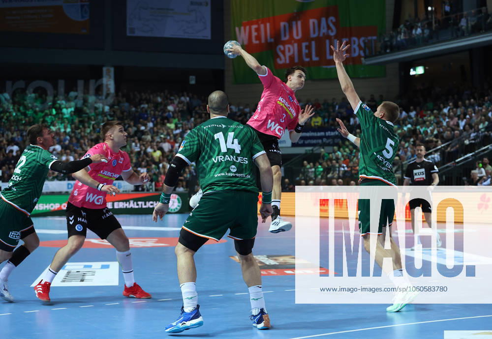 Handball DAIKIN Handball Bundesliga, HSG Wetzlar TVB Stuttgart v l Jona Schoch HSG Wetzlar , Gianfranco Pribetic TVB Stuttgart , Vladimir Vranjes HSG Wetzlar , Max Häfner TVB Stuttgart , Rasmus Meyer Ejlersen HSG Wetzlar Wetzlar Buderus Arena Hessen Germany EN