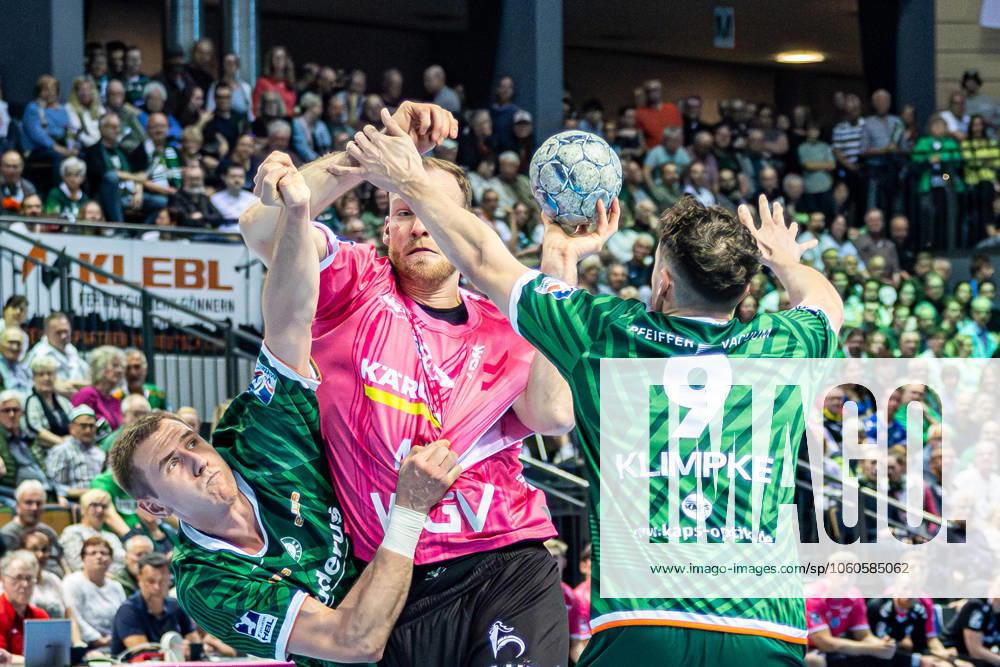 Kai Haefner TVB Stuttgart, 34 tries to assert himself against Ole Klimpke HSG Wetzlar, 09 and Rasmus Meyer Ejlersen HSG Wetzlar, 05 GER, HSG Wetzlar vs TVB Stuttgart Stuttgart, Handball, 1 Bundesliga Men, 25 Matchday, Season 2024 2025, 04 04 2025 GER, HSG Wetzlar vs TVB Stuttgart, Handball, 1 Bundesliga Men, 25 Matchday, Season 2024 2025, 04 04 2025 Wertzlar