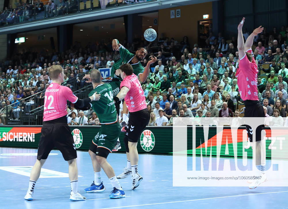 Handball DAIKIN Handball Bundesliga, HSG Wetzlar TVB Stuttgart v l Torben Matzken TVB Stuttgart , Vladimir Vranjes HSG Wetzlar , Philipp Ahouansou HSG Wetzlar , Lukas Laube TVB Stuttgart , Kai Häfner TVB Stuttgart Wetzlar Buderus Arena Hessen Germany EN