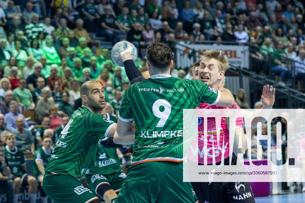 Torben Matzken TVB Stuttgart, 22 is stopped by Ole Klimpke HSG Wetzlar, 09 GER, HSG Wetzlar vs TVB Stuttgart Stuttgart, Handball, 1 Bundesliga Men, 25 Matchday, Season 2024 2025, 04 04 2025 GER, HSG Wetzlar vs TVB Stuttgart, Handball, 1 Bundesliga Men, 25 Matchday, Season 2024 2025, 04 04 2025 Wertzlar