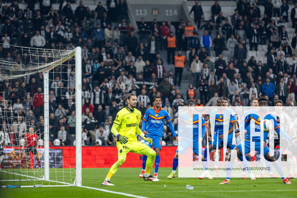 Besiktas v Goztepe - Ziraat Turkish Cup - Quarter Final Corner ball on Goztepe SK defence during the match between Besiktas and Goztepe at the the quarter final of Turkish Cup. The match took place at Tupras Stadium on April 3, 2025 Istanbul Istanbul Turkey
