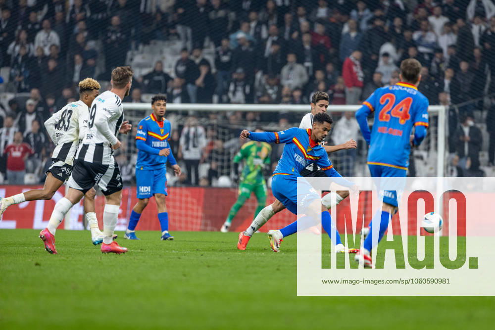 Besiktas v Goztepe - Ziraat Turkish Cup - Quarter Final Victor Hugo from Goztepe SK fights for the ball during the match between Besiktas and Goztepe at the the quarter final of Turkish Cup. The match took place at Tupras Stadium on April 3, 2025 Istanbul Istanbul Turkey