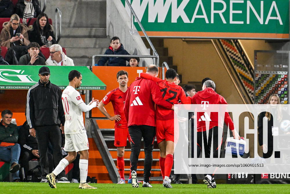 GER, 1 FBL, FC Augsburg vs FC Bayern München 04 04 2025, WWK Arena, Augsburg, GER, 1 FBL, FC Augsburg vs FC Bayern München, in the picture Jamal Musiala Bayern Muenchen, 42 has to be supported on the way to the dressing room, in the background Vincent Kompany Bayern Muenchen and Thomas Müller Mueller Bayern Muenchen, 25 nordphotoxGmbHx xHafner nph00200
