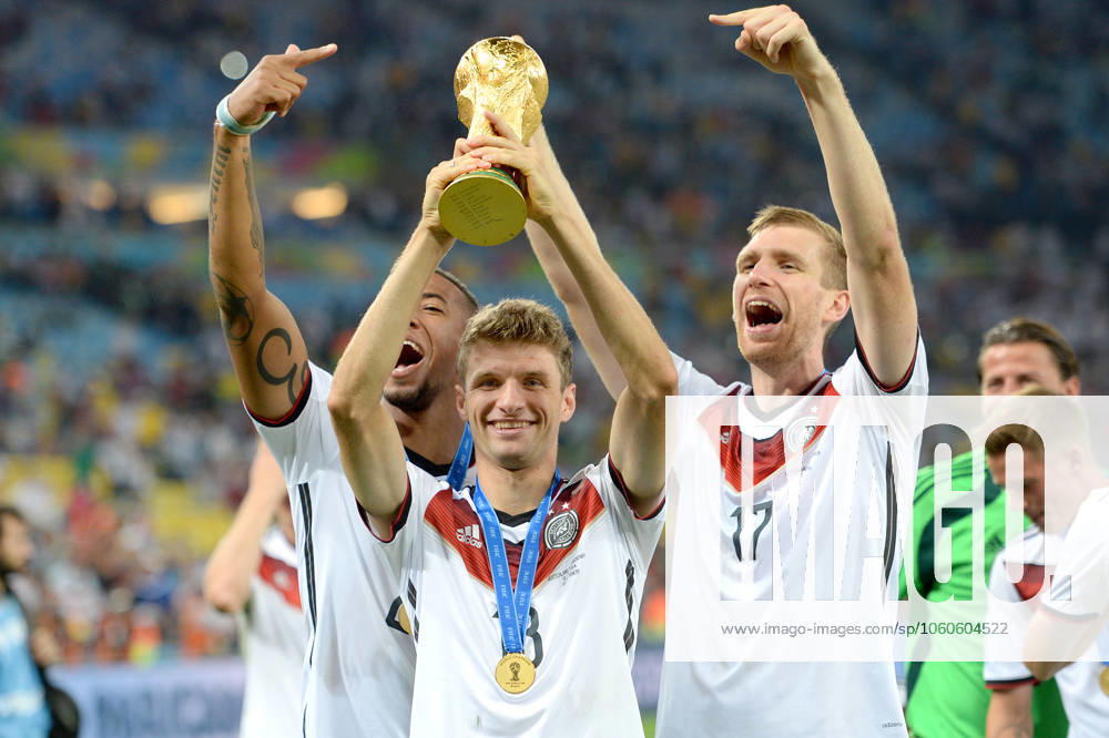 ARCHIVE PHOTO Thomas MUELLER MÜLLER,Bayern Muenchen announces farewell to FC Bayern v li Jerome BOATENG GER ,Thomas MUELLER MÜLLER GER with trophy,Per MERTESACKER GER award ceremony,Trophy,Cup,jubilation,joy,enthusiasm,action,Germany GER Argentina ARG 1 0 n V final,final,match 64, on 13 07 2014 in Rio de Janeiro Football World Cup 2014 in Brazil from 12 06 13 07 2014 Â