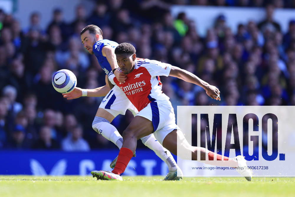 Fußball Premier League Everton gegen Arsenal 5. April 2025 Premier League Everton gegen Arsenal Myles Lewis Skelly von Arsenal foult Jack Harrison von Everton und bekommt einen Elfmeter zugesprochen Foto Simon Stacpoole Abseits Liverpool UK