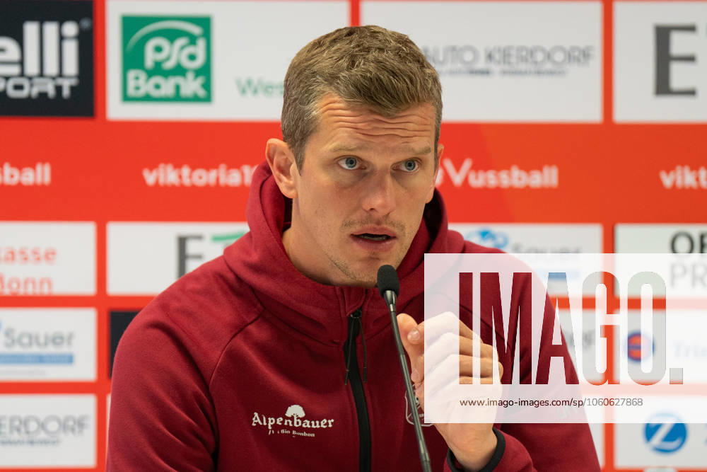 Football, Viktoria Köln SpVgg Unterhaching , 3 Liga, Sportpark Höhenberg, Saison 2024 2025 Sven Bender Head coach SpVgg Unterhaching at the press conference after the match DFB regulations prohibit any use of photographs as image sequences and or quasi video Nordrhein Westfahlen Germany