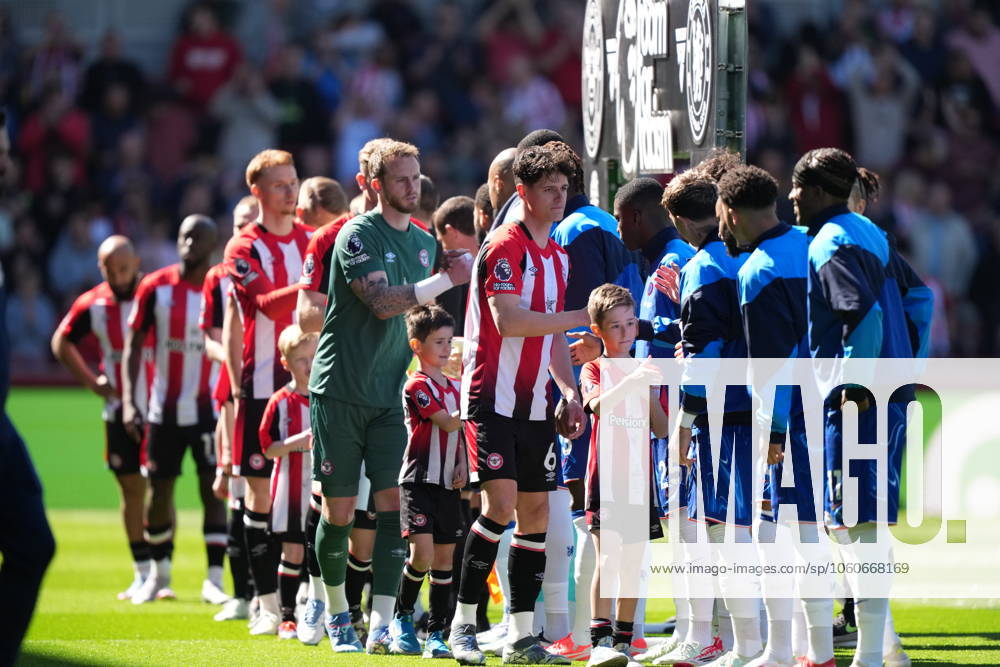 Brentford v Chelsea, Premier League, Football, Gtech Community Stadium, Brentford London, UK - 06 Apr 2025 Christian Norgaard of Brentford walks alone the Chelsea line-up prior to kick off. Brentford Gtech Community Stadium London GBR, UK NEWSPAPERS OUT